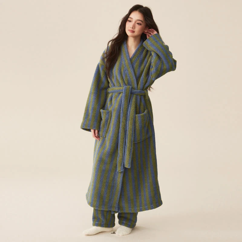 Langer Bademantel aus modernem Fleece mit modernen Streifen