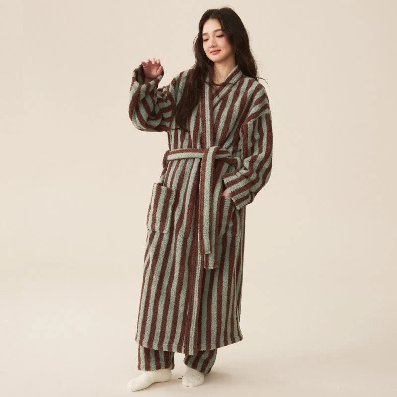 Langer Bademantel aus modernem Fleece mit modernen Streifen