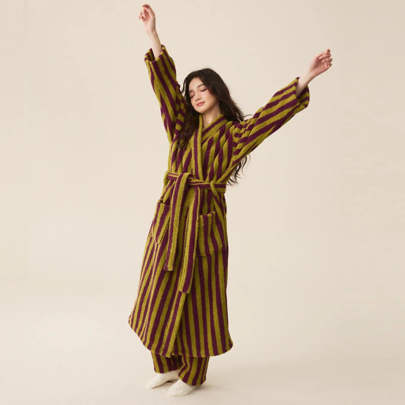 Langer Bademantel aus modernem Fleece mit modernen Streifen