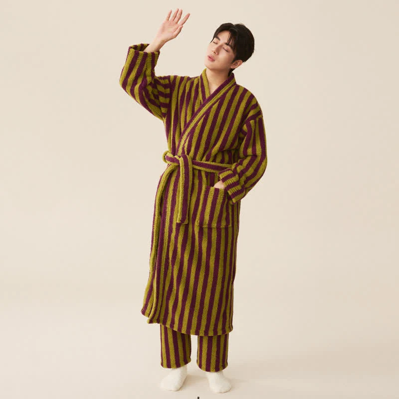 Langer Bademantel aus modernem Fleece mit modernen Streifen