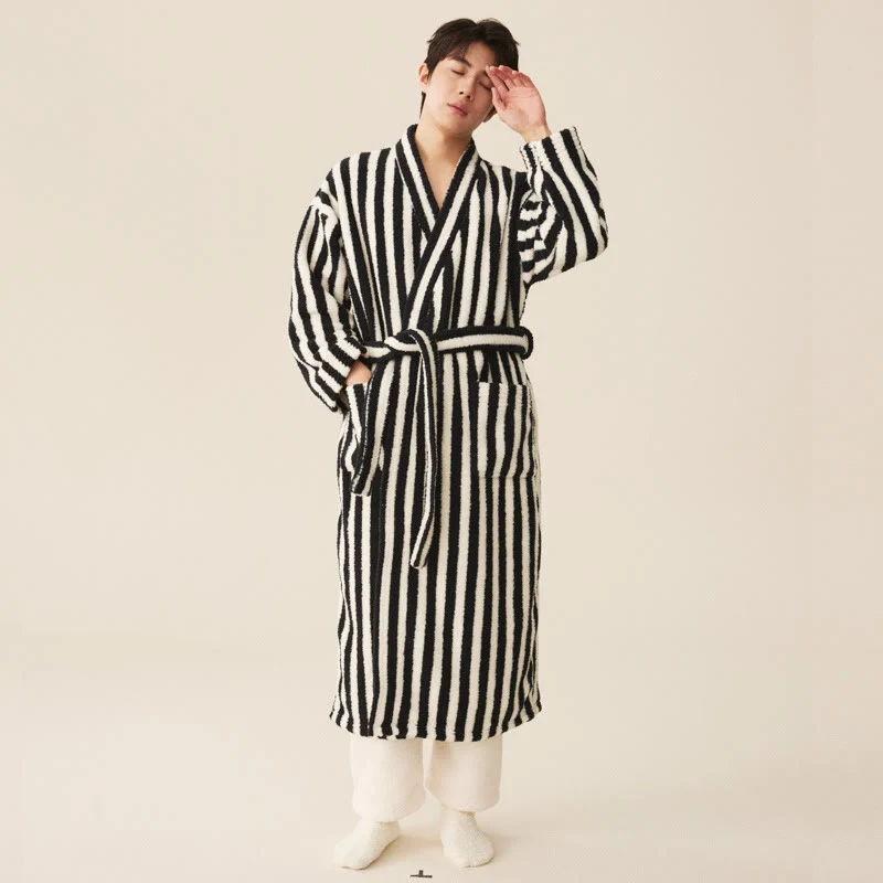 Langer Bademantel aus modernem Fleece mit modernen Streifen