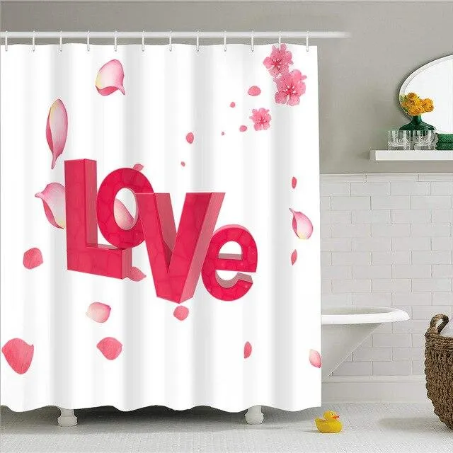 Romantischer Duschvorhang mit Love Schriftzug