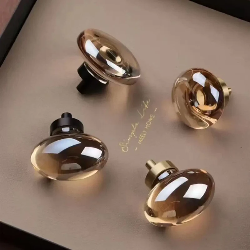 LuxoraCrystal Champagne – Kristall Möbelknopf mit Goldbasis
