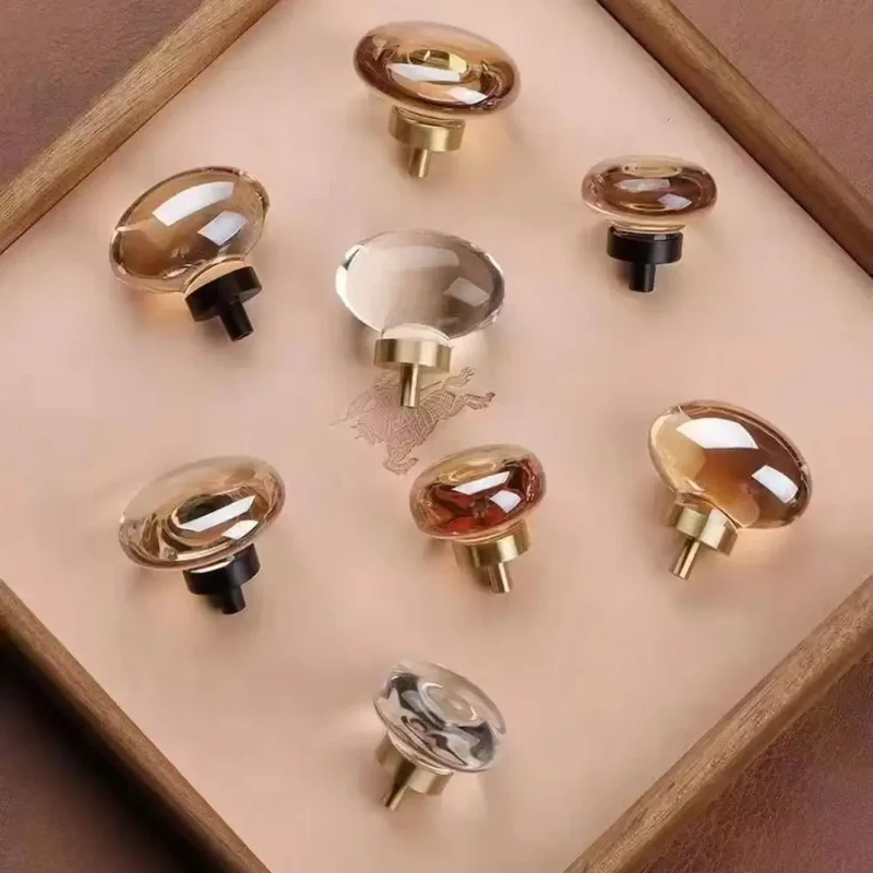 LuxoraCrystal Champagne – Kristall Möbelknopf mit Goldbasis