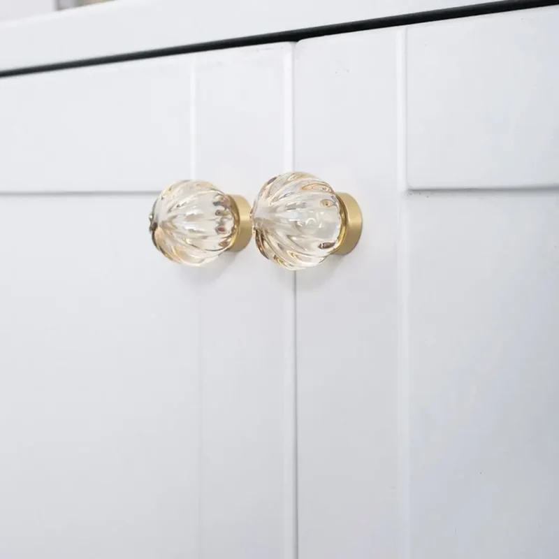 LuxoraCrystal Champagne – Kristall Möbelknopf mit Goldbasis