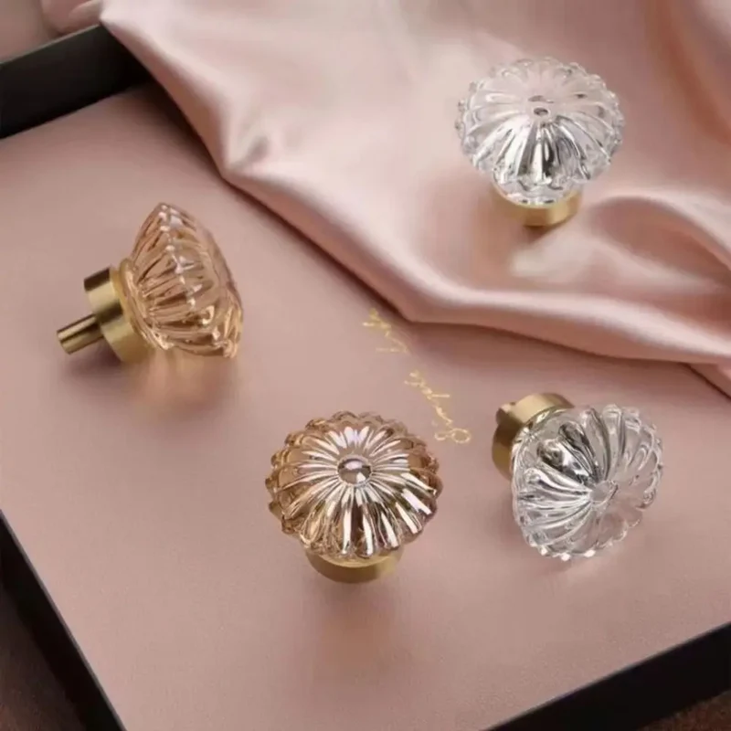 LuxoraCrystal Champagne – Kristall Möbelknopf mit Goldbasis