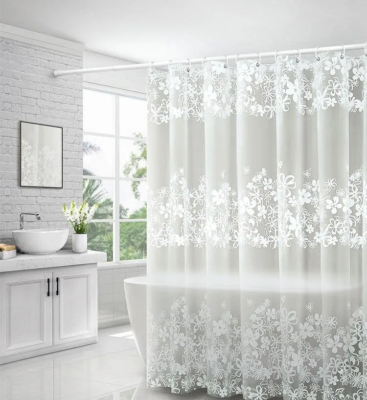 Halbtransparenter Duschvorhang mit weißem Blumenmuster