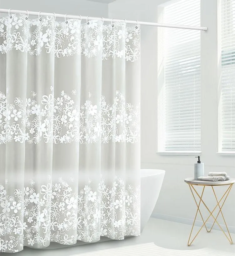 Halbtransparenter Duschvorhang mit weißem Blumenmuster