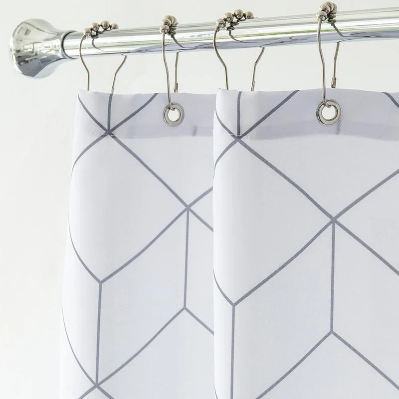 Weißer Duschvorhang mit geometrischem Würfelmuster