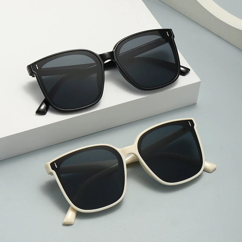 Dame Motekom solbrille med beskyttende UV-filter og elegant design Luvikno