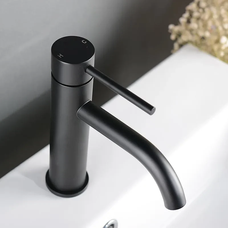 ROSEVÉRA Brushed Gold – Design Waschtischarmatur aus Edelstahl (Einloch, Einhebel)