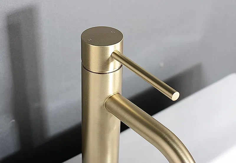 ROSEVÉRA Brushed Gold – Design Waschtischarmatur aus Edelstahl (Einloch, Einhebel)