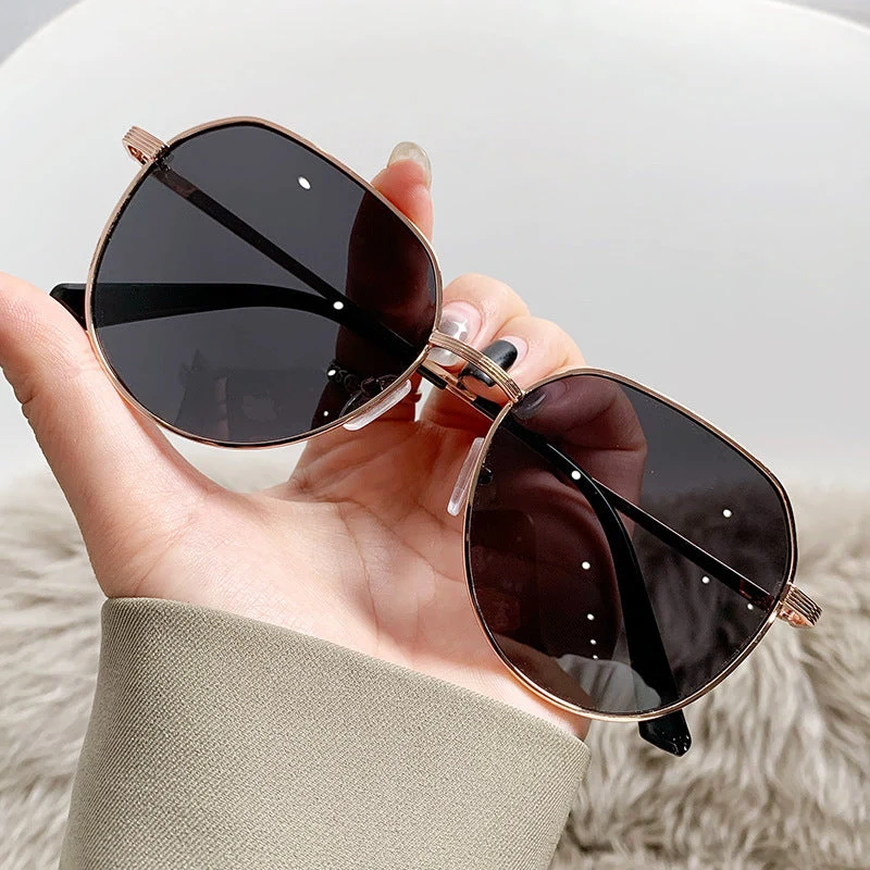Dame kattøyer solbrille med elegant metallramme Luvikno