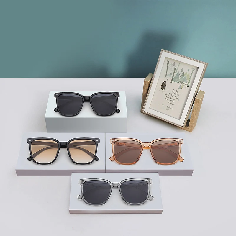 Dame designer solbrille i avslappet stilfull ramme Luvikno