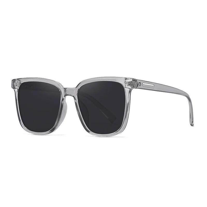 Dame designer solbrille i avslappet stilfull ramme Luvikno