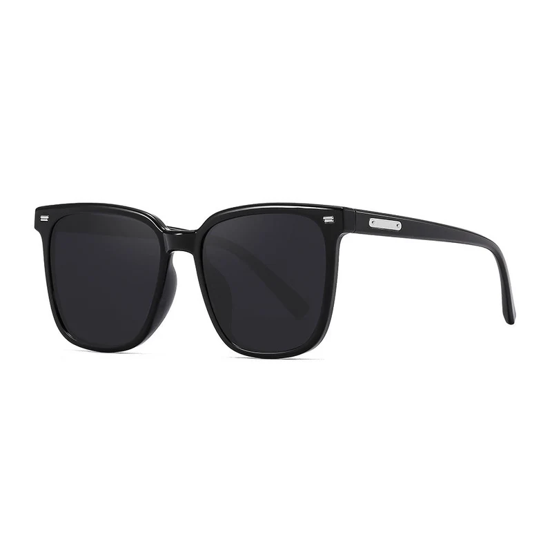 Dame designer solbrille i avslappet stilfull ramme Luvikno