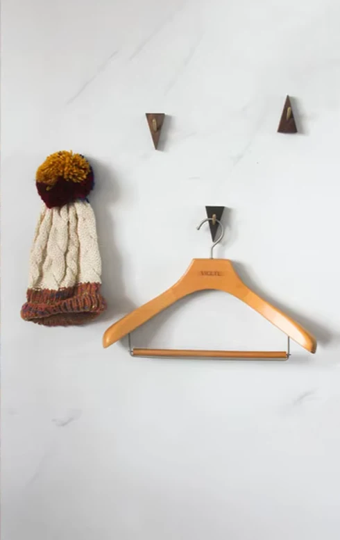 TriLuxe Dreieck Wandhaken – Messing & Massivholz