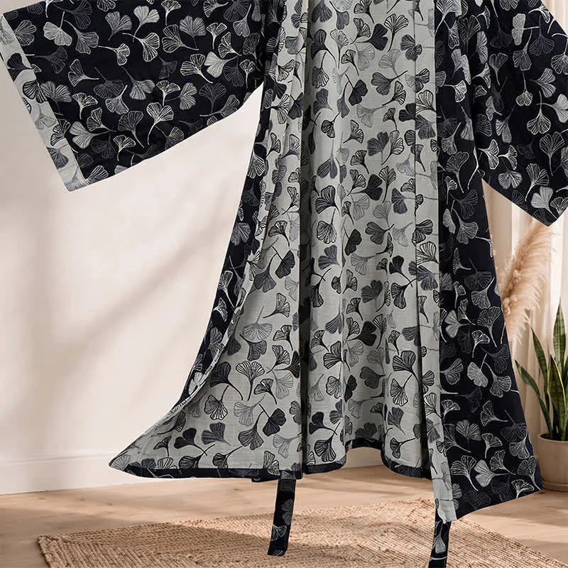 Kimono-Bademantel aus Baumwolle mit schwarzem und weißem Ginkgoblattmuster