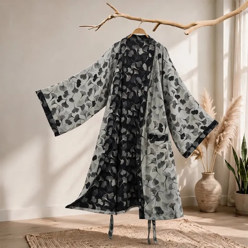 Kimono-Bademantel aus Baumwolle mit schwarzem und weißem Ginkgoblattmuster