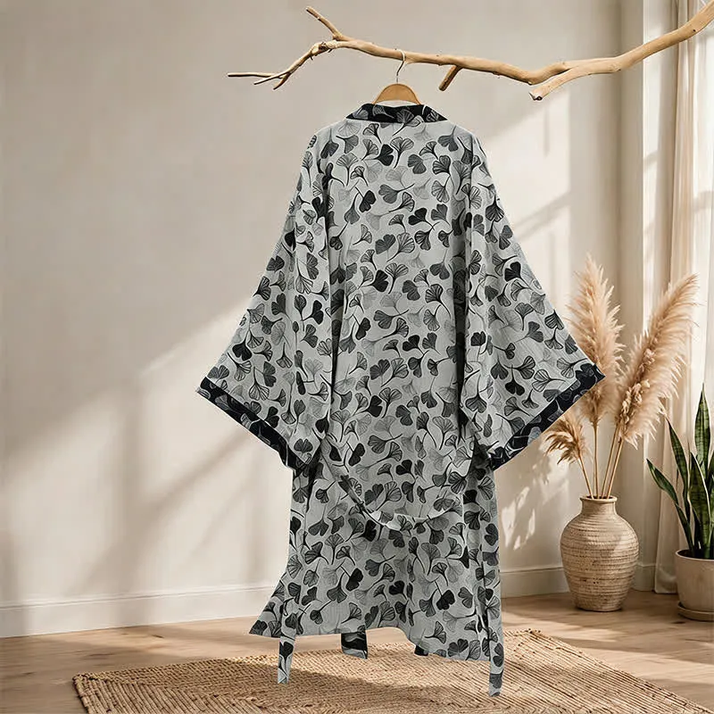 Kimono-Bademantel aus Baumwolle mit schwarzem und weißem Ginkgoblattmuster
