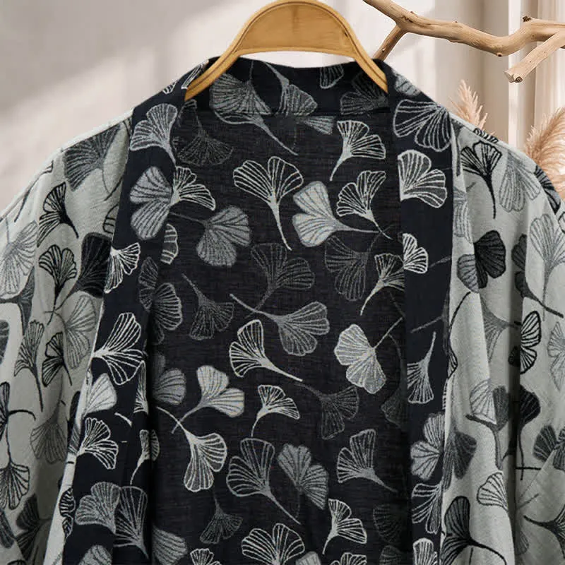 Kimono-Bademantel aus Baumwolle mit schwarzem und weißem Ginkgoblattmuster