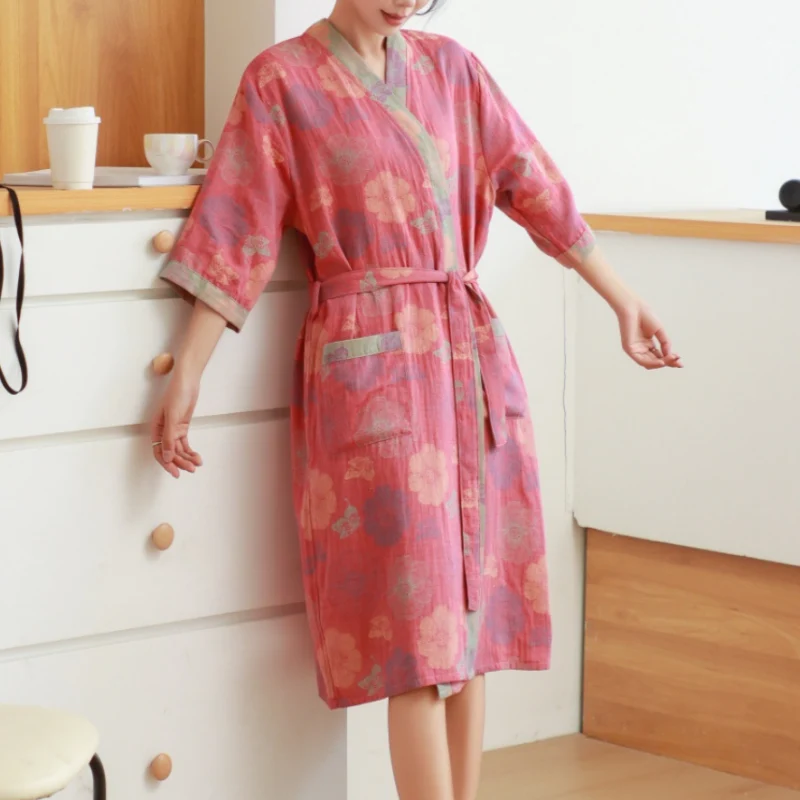 Kimono-Bademantel aus rosa Baumwollgaze mit Blumenmuster