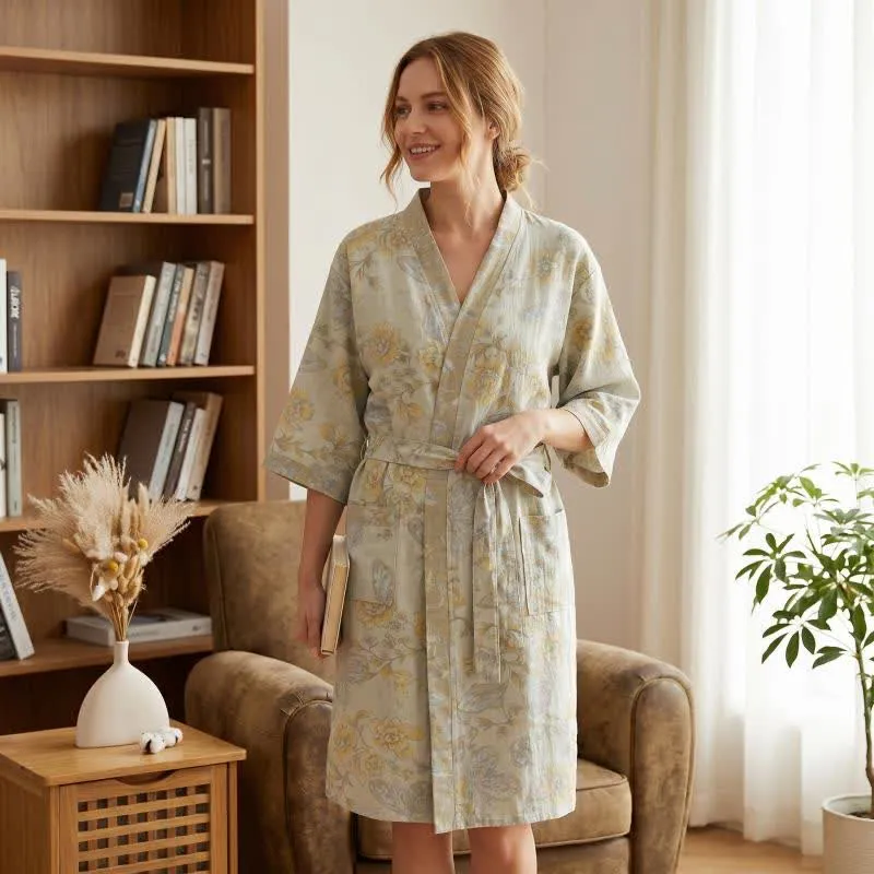 Kimono-Bademantel aus Baumwollgaze mit Blumenmuster und Schmetterlingsmotiv
