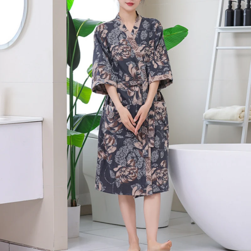 Kimono-Bademantel aus floralem Gaze mit Dreiviertelärmeln