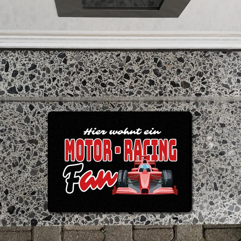 Sportwagen Fußmatte in 35x50 cm ohne Rand mit Spruch: Hier wohnt ein Motor-Racing Fan