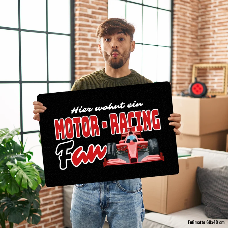 Sportwagen Fußmatte in 35x50 cm ohne Rand mit Spruch: Hier wohnt ein Motor-Racing Fan