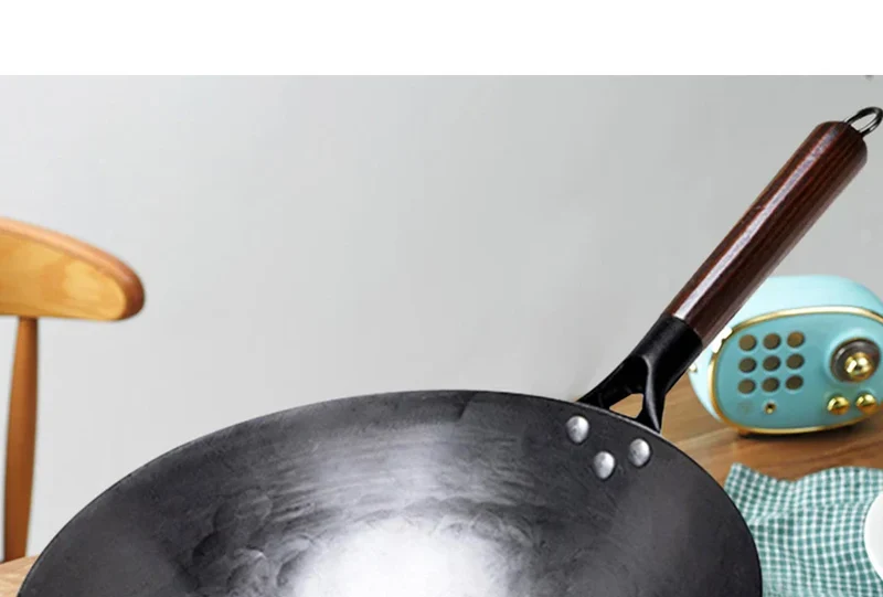 ForgePro – Handgeschmiedeter Reineisen-Wok mit Holzgriff