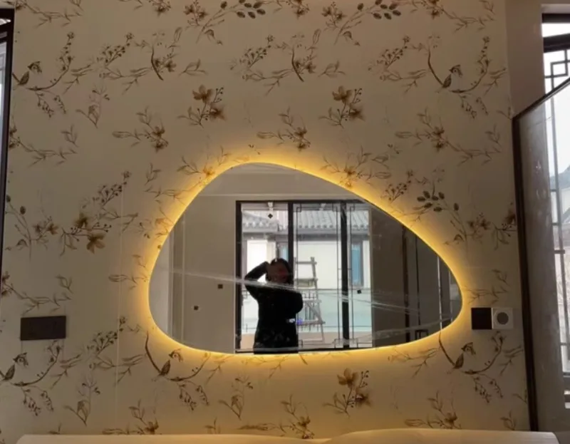 NordiLux Design Badezimmerspiegel – Smarter LED-Wandspiegel mit unregelmäßiger Form und Aluminiumrahmen
