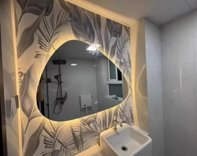 NordiLux Design Badezimmerspiegel – Smarter LED-Wandspiegel mit unregelmäßiger Form und Aluminiumrahmen