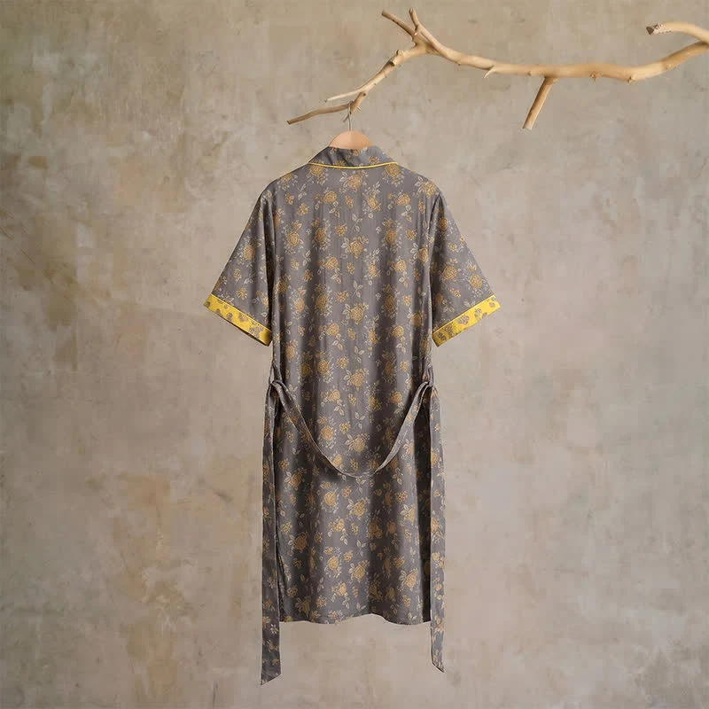Taupe-gelber Kimono-Bademantel mit Vintage-Blumenmuster