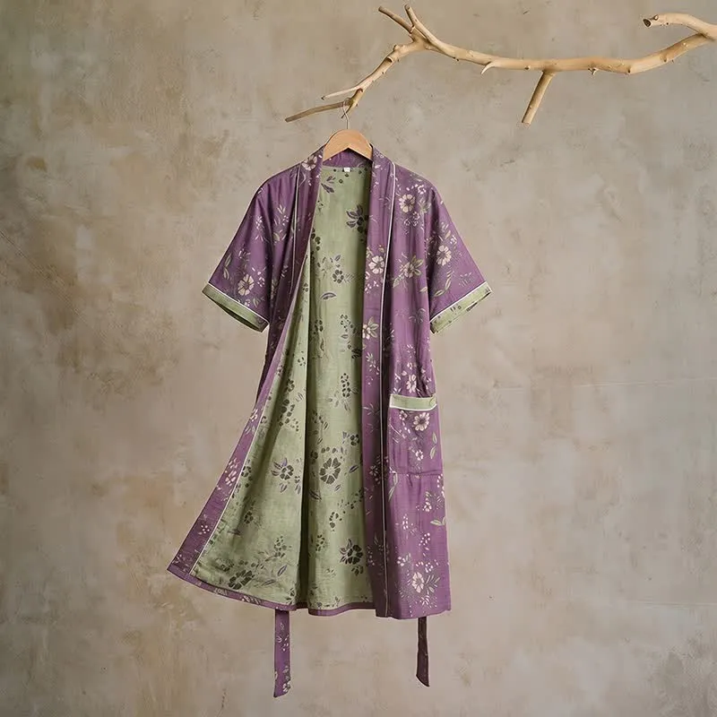 Vintage Kimono-Bademantel aus Baumwolle, lila mit Blumenmuster