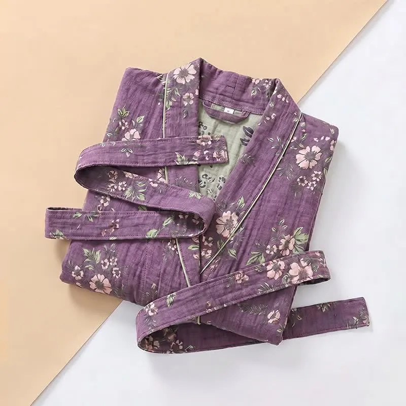 Vintage Kimono-Bademantel aus Baumwolle, lila mit Blumenmuster
