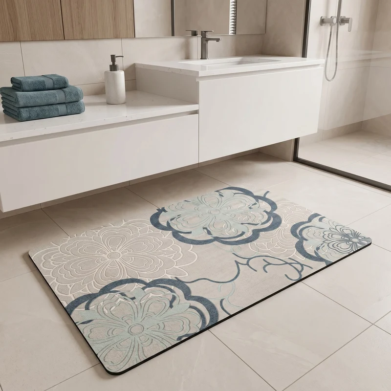 Hellblauer Badezimmerteppich mit filigranem Blumenmuster