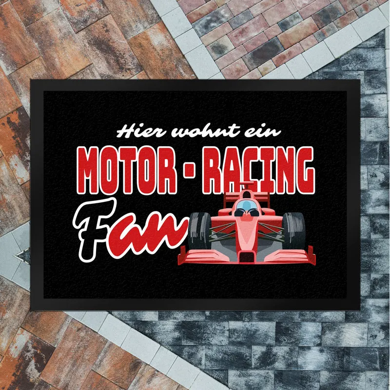 Sportwagen Fußmatte in 35x50 cm mit Spruch: Hier wohnt ein Motor-Racing Fan
