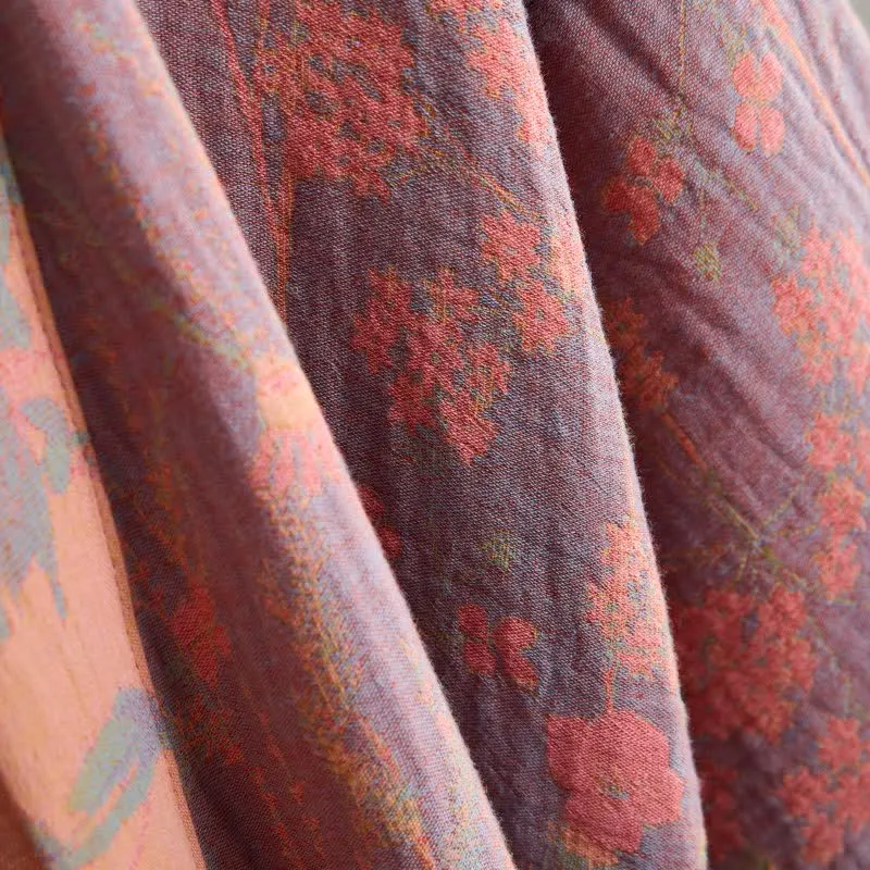 Künstlerisch gemusterter Kimono aus Baumwollgaze mit botanischem Muster