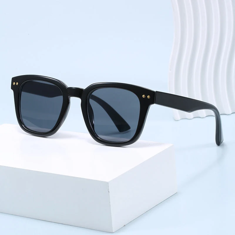 Dame Firkantet Solbrille med moderne gjennomsiktig ramme og UV-beskyttelse Luvikno