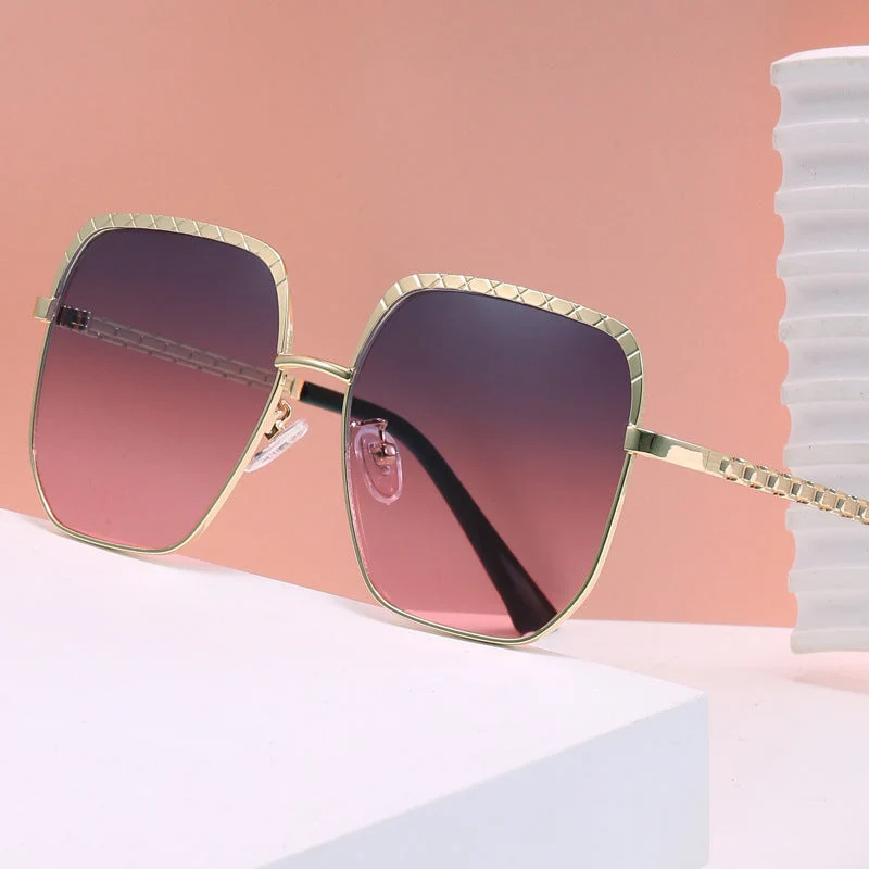 Dame moteriktig solbrille med firkantet ramme og stilige detaljer Luvikno