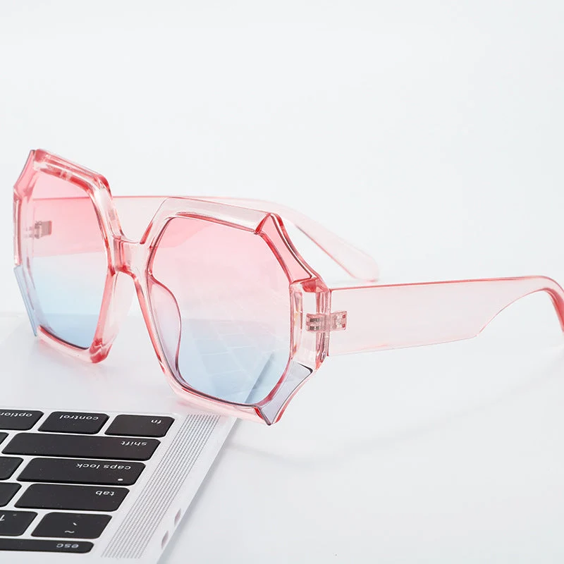 Dame moterelatert solbrille med fasettert ramme Luvikno