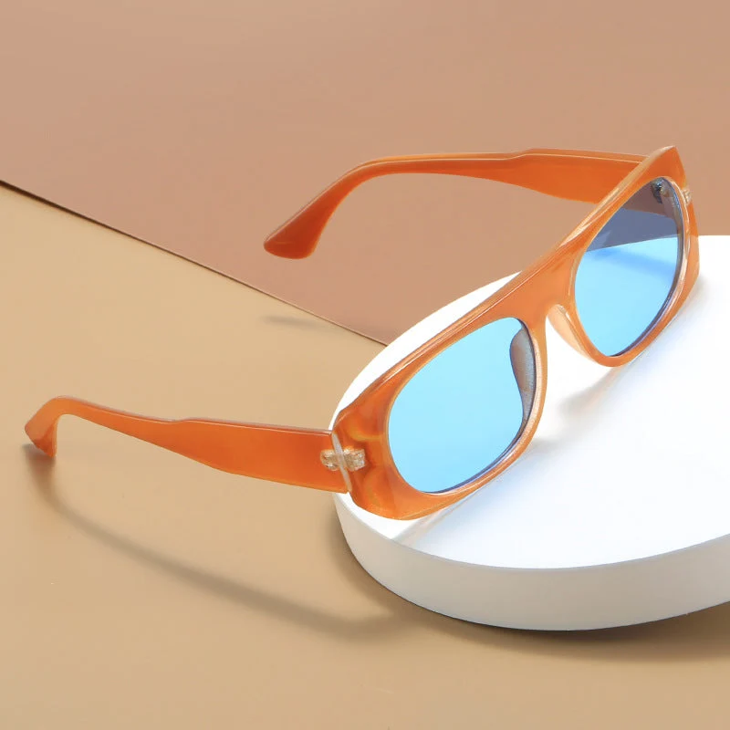 Dame moteriktig solbrille i elegant skjolddesign Luvikno