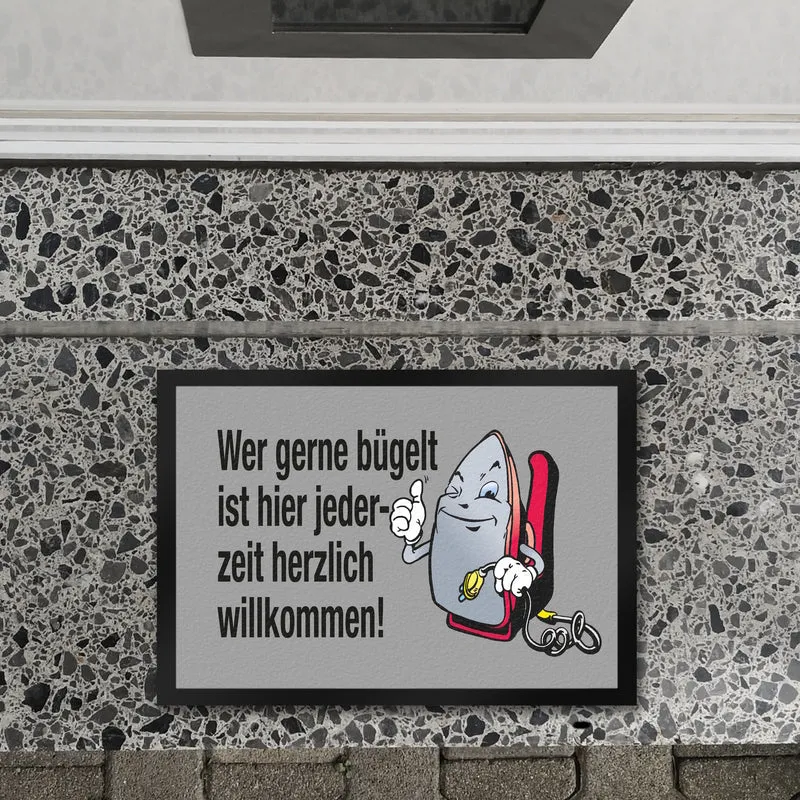 Lächelndes Bügeleisen Fußmatte in 35x50 cm mit Spruch: Freunde des Bügelns willkommen!
