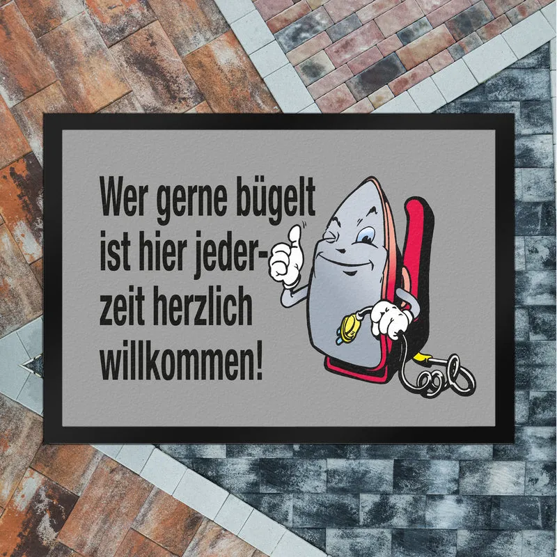 Lächelndes Bügeleisen Fußmatte in 35x50 cm mit Spruch: Freunde des Bügelns willkommen!