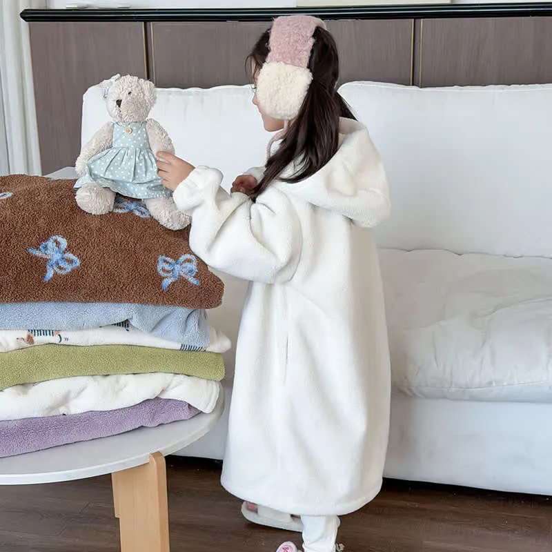 Einfacher, flauschiger Kinderbademantel mit Kapuze und Reißverschluss