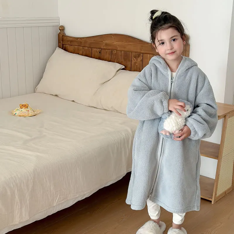 Einfacher, flauschiger Kinderbademantel mit Kapuze und Reißverschluss
