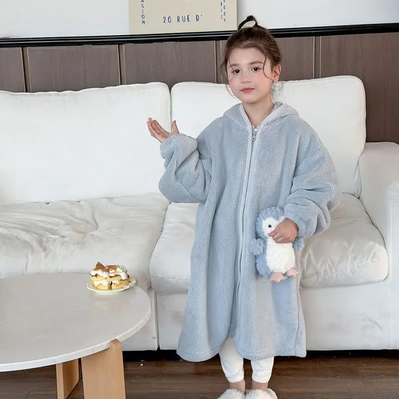 Einfacher, flauschiger Kinderbademantel mit Kapuze und Reißverschluss