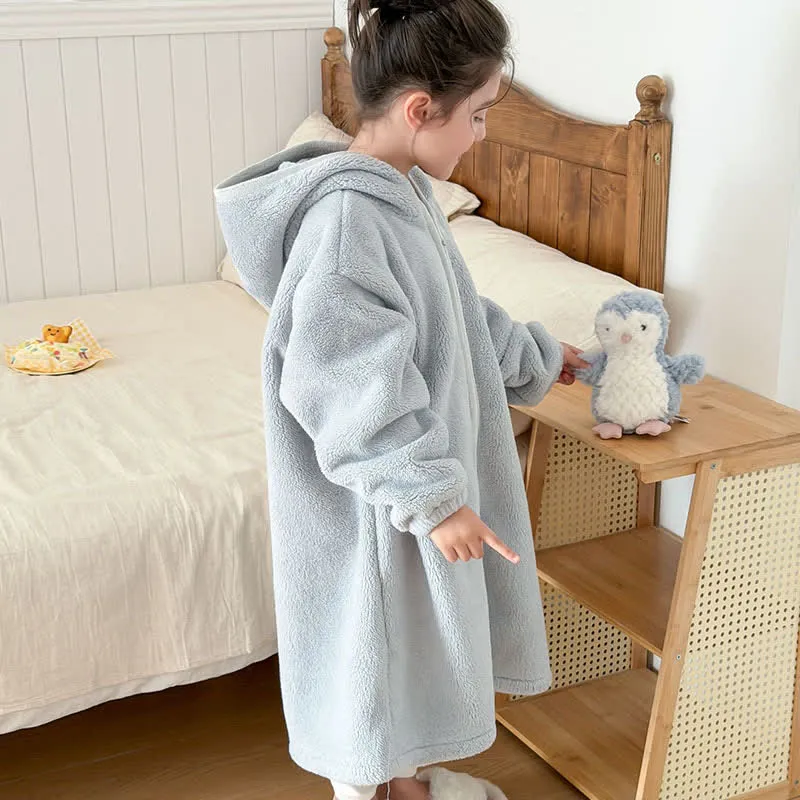 Einfacher, flauschiger Kinderbademantel mit Kapuze und Reißverschluss