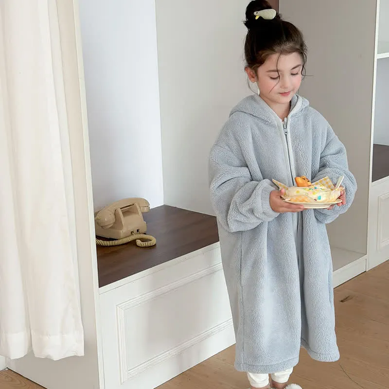 Einfacher, flauschiger Kinderbademantel mit Kapuze und Reißverschluss